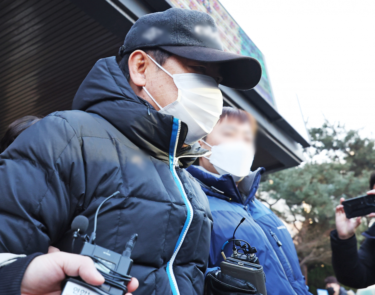 대장동 개발사업을 돕는 대가로 화천대유 측으로부터 금품을 약속받은 혐의로 구속된 최윤길 전 성남시의회 의장이 27일 오전 경기 수원남부경찰서에서 검찰로 송치되고 있다. [연합]