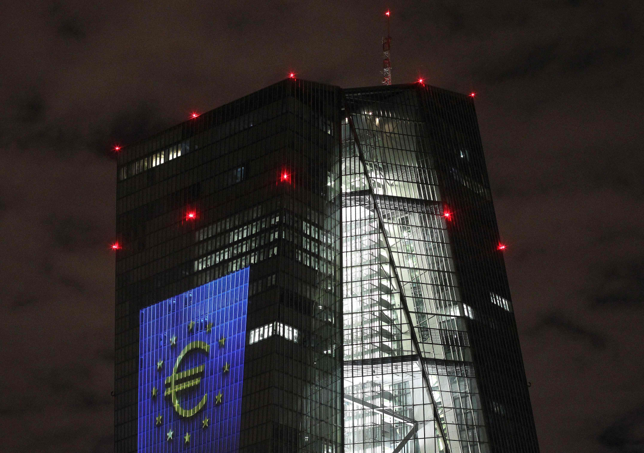 유럽중앙은행(ECB)은 26일(현지시간) 러시아와 러시아의 특정 기업에 연관된 금액이 큰 은행에 대러 제재에 대응할 준비를 하라고 경고했다. 사진은 독일 프랑크푸르트에 위치한 ECB 본부가 지난달 유로 통화 수립 20주년 맞이해 유로 이미지를 전광판에 띄운 모습. [AFP]