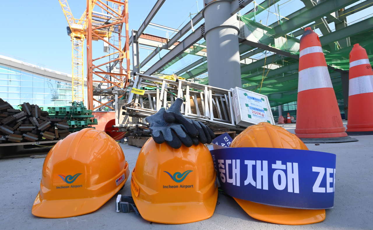 중대재해처벌법 시행을 하루 앞둔 26일 인천국제공항 4단계 건설현장 앞 안전모와 장갑. [연합]