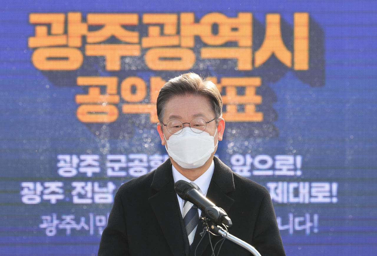 더불어민주당 이재명 대선후보가 27일 광주시 광산구 광주공항에서 광주공약을 발표하고 있다. 연합뉴스