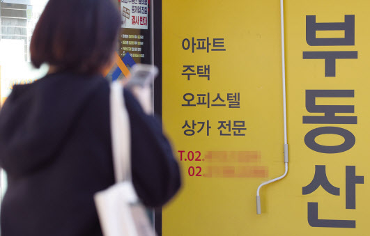 ‘대체 상품’인 오피스텔의 인기가 급격히 식어가고 있다. 특히 최근 분양에 나선 하이앤드 오피스텔들의 경우 많은 물량이 주인을 만나지 못하고 일반분양을 진행중이다. 사진은 서울시내 공인중개사무소. [연합]