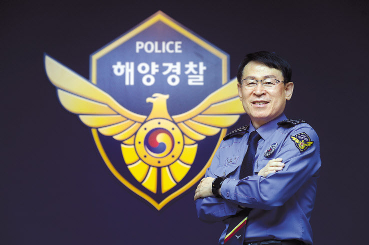 지난 25일 인천 연수구 해양경찰청에서 만난 정봉훈 해양경찰청장은 응급환자를 실시간으로 육상 의료기관과 연결해 응급조치를 하고 병원까지 후송할 수 있는 ‘닥터 경비함정’을 브랜드화하겠다고 밝혔다. 해경 로고 앞에서 웃고 있는 정 청장.  이상섭 기자