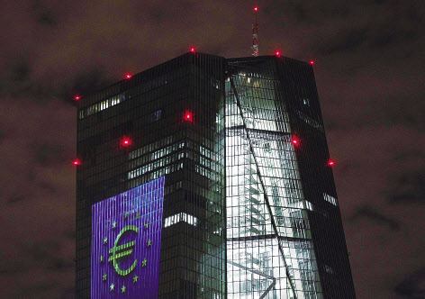 유럽중앙은행(ECB)은 26일(현지시간) 러시아와 러시아의 특정 기업에 연관된 금액이 큰 은행에 대러 제재에 대응할 준비를 하라고 경고했다. 사진은 독일 프랑크푸르트에 위치한 ECB 본부가 지난달 유로 통화 수립 20주년 맞이해 유로 이미지를 전광판에 띄운 모습. [AFP]