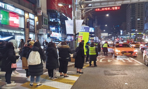 서울시는 지난해 7월 개정된 ‘택시운송사업의 발전에 관한 법률(택시발전법)’에 따라 28일부터 택시 동승 서비스가 합법적으로 이뤄지게 됐다고 27일 밝혔다. 사진은 줄지어 택시를 기다리고 있는 시민의 모습. [서울시 제공]