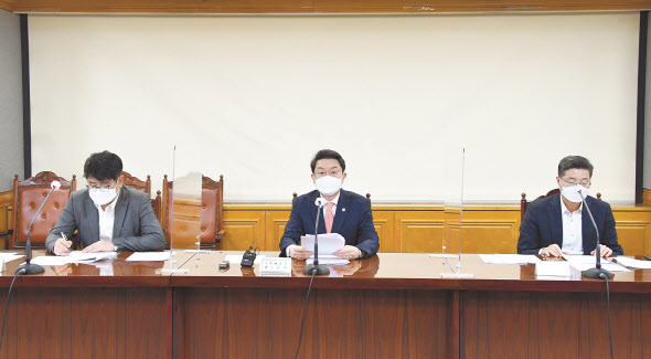 이억원 기획재정부 차관이 27일 서울 중구 은행회관에서 거시경제 금융회의를 주재하고 있다. 이 차관은 미국 연방공개시장위원회(FOMC)의 회의 결과에 대해 매파적 성향이 일부 강화됐다며, 미 통화정책 변화와 우크라이나 사태 등 대외 불확실성에 대응해 필요할 경우 컨틴전시 플랜을 발동하고 국고채를 단순매입하겠다고 밝혔다. [기획재정부 제공]