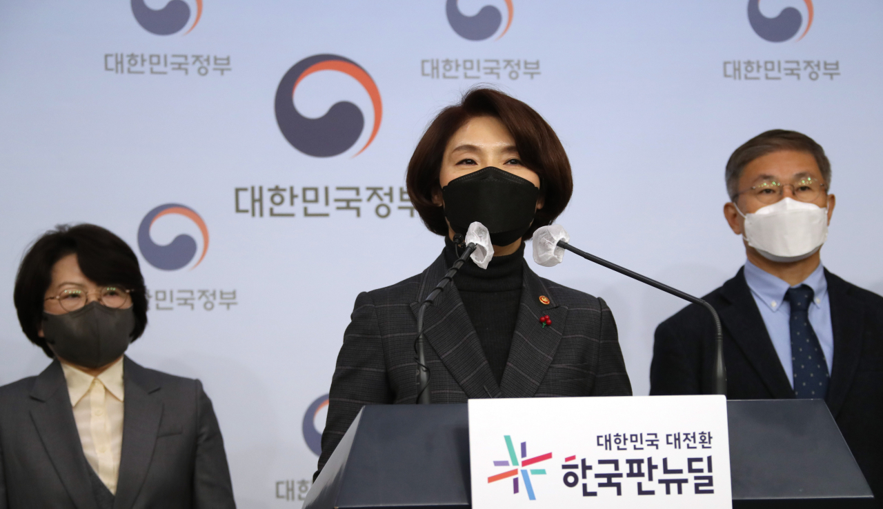 한정애 환경부 장관이 지난해 12월 28일 정부서울청사 브리핑실에서 2022년 업무계획(한국판 뉴딜·탄소중립 분야)을 발표하고 있다. [연합]