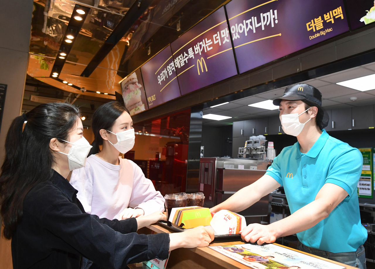 맥도날드 상암DMC점에 마련된 일일 팝업부스에서 '더블 빅맥'과 '빅맥 BLT'에 사용된 신선한 식재료를 확인하고 있다[맥도날드 제공]