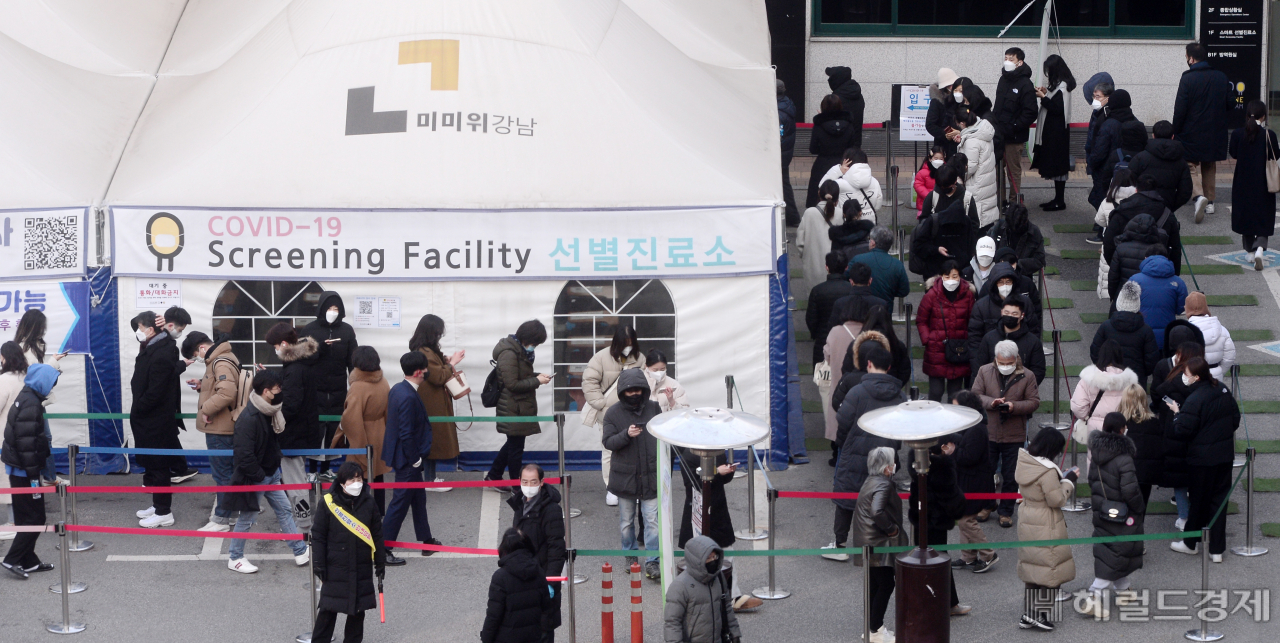 중앙방역대책본부가 27일 0시 기준 코로나19 하루 확진자가 1만4518명(국내 1만4301명, 해외 217명) 발생해 누적 확진자가 77만7497명으로 늘었다고 밝힌 가운데 이날 서울 강남구청보건소에 마련된 코로나19 선별진료소에 시민들의 발길이 이어지고 있다. [박해묵 기자]
