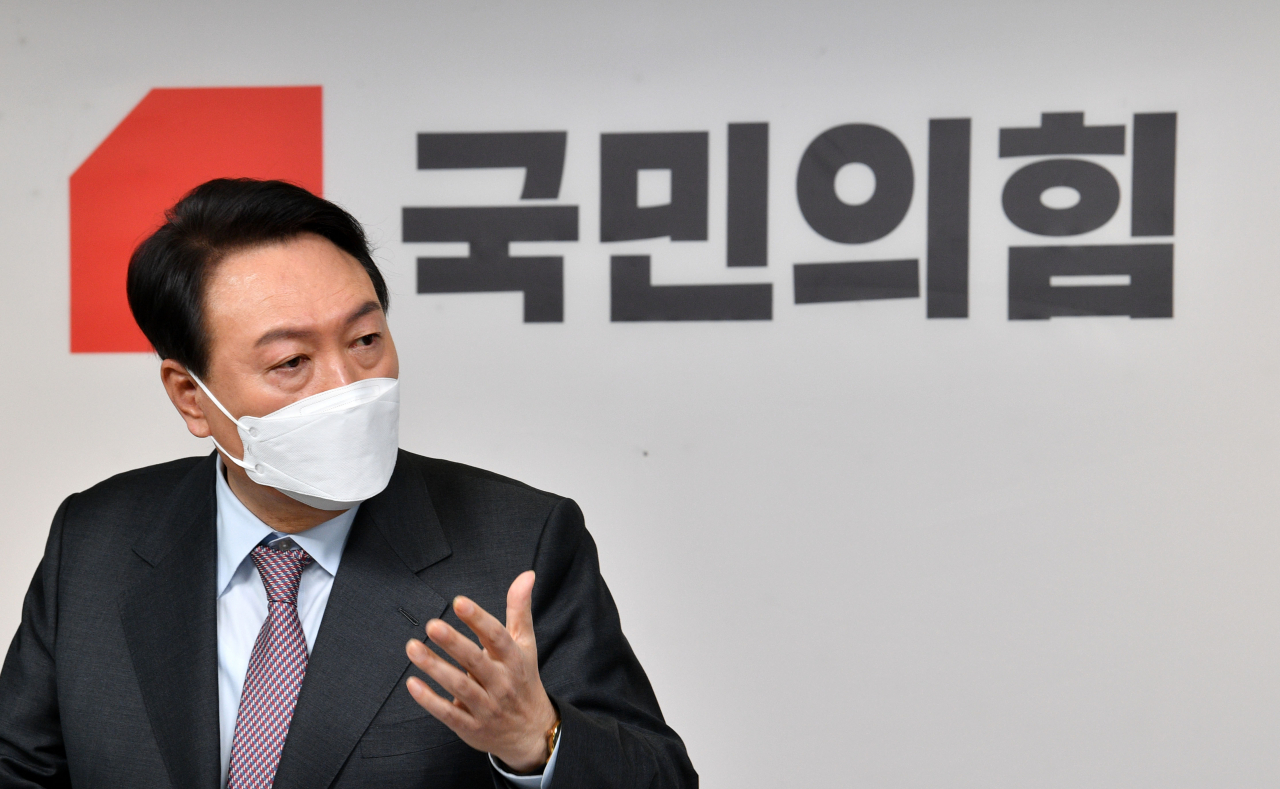 윤석열 국민의힘 대선 후보가 27일 오전 서울 여의도 국민의힘 중앙당사에서 정치 분야 공약을 발표한 후 취재진과 질의응답을 하고 있다. [헤럴드경제=이상섭 기자]