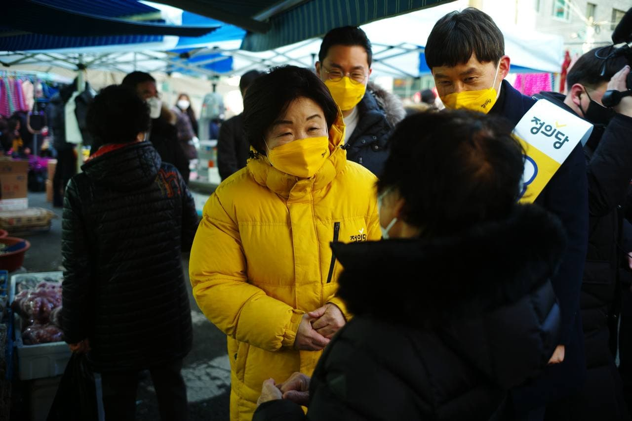 정의당 심상정 대선 후보가 27일 오전 경기도 안성시 안성5일장을 찾아 상인들에게 설 인사를 하고 있다. [연합]