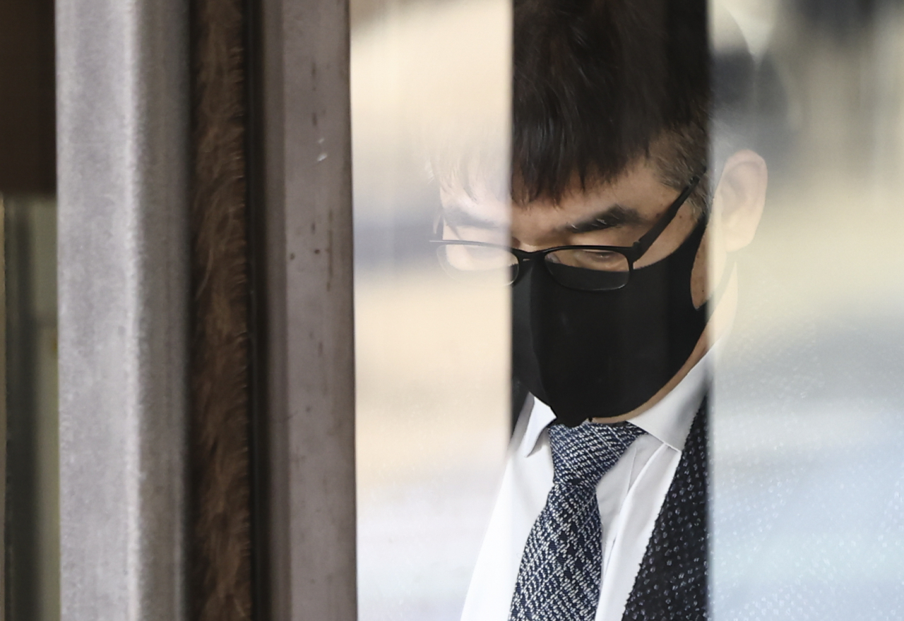 자녀 입시비리 등 혐의로 1·2심에서 징역 4년의 실형을 선고받은 정경심 전 동양대 교수의 변호인 김칠준 변호사가 27일 오전 서울 서초구 대법원에서 열린 상고심 선고를 마친 후 법정을 나서고 있다. 이날 대법원은 정 전 교수의 업무방해, 자본시장법·금융실명법 위반, 사기, 보조금관리법 위반, 증거인멸·증거은닉 교사 등 혐의를 유죄로 인정해 징역 4년을 선고한 원심을 확정했다. 재판부는 또 정 전 교수의 보석 신청을 기각했다. [연합]