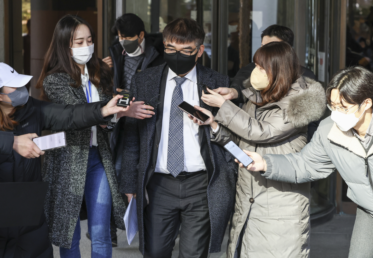 자녀 입시비리 등 혐의로 1·2심에서 징역 4년의 실형을 선고받은 정경심 전 동양대 교수의 변호인 김칠준 변호사가 27일 오전 서울 서초구 대법원에서 열린 상고심 선고를 마친 후 법정을 나서고 있다. 이날 대법원은 정 전 교수의 업무방해, 자본시장법·금융실명법 위반, 사기, 보조금관리법 위반, 증거인멸·증거은닉 교사 등 혐의를 유죄로 인정해 징역 4년을 선고한 원심을 확정했다. 재판부는 또 정 전 교수의 보석 신청을 기각했다. [연합]