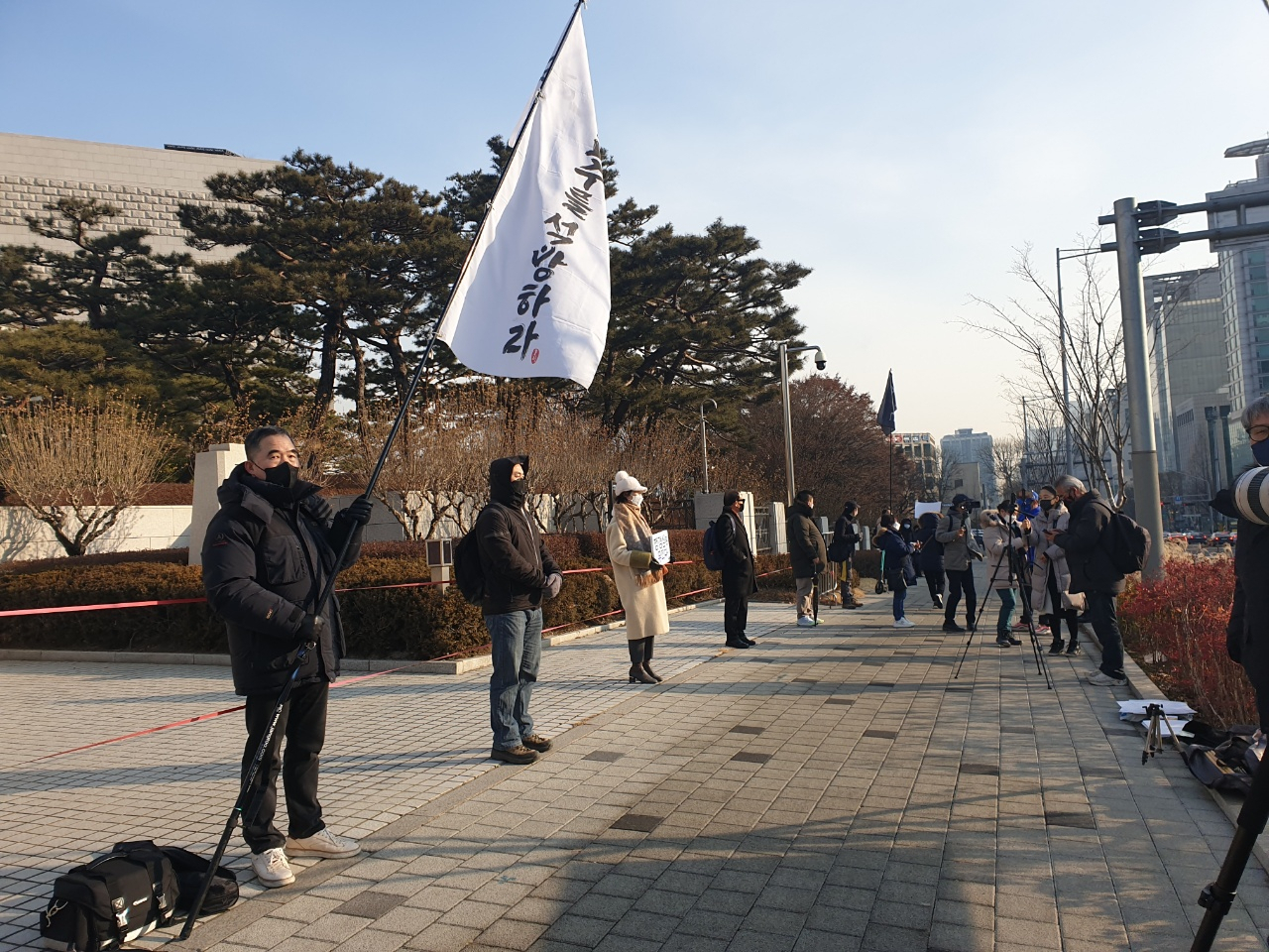 정경심 교수 지지자들이 27일 대법원 앞에서 시위를 벌이고 있다[유동현 기자]