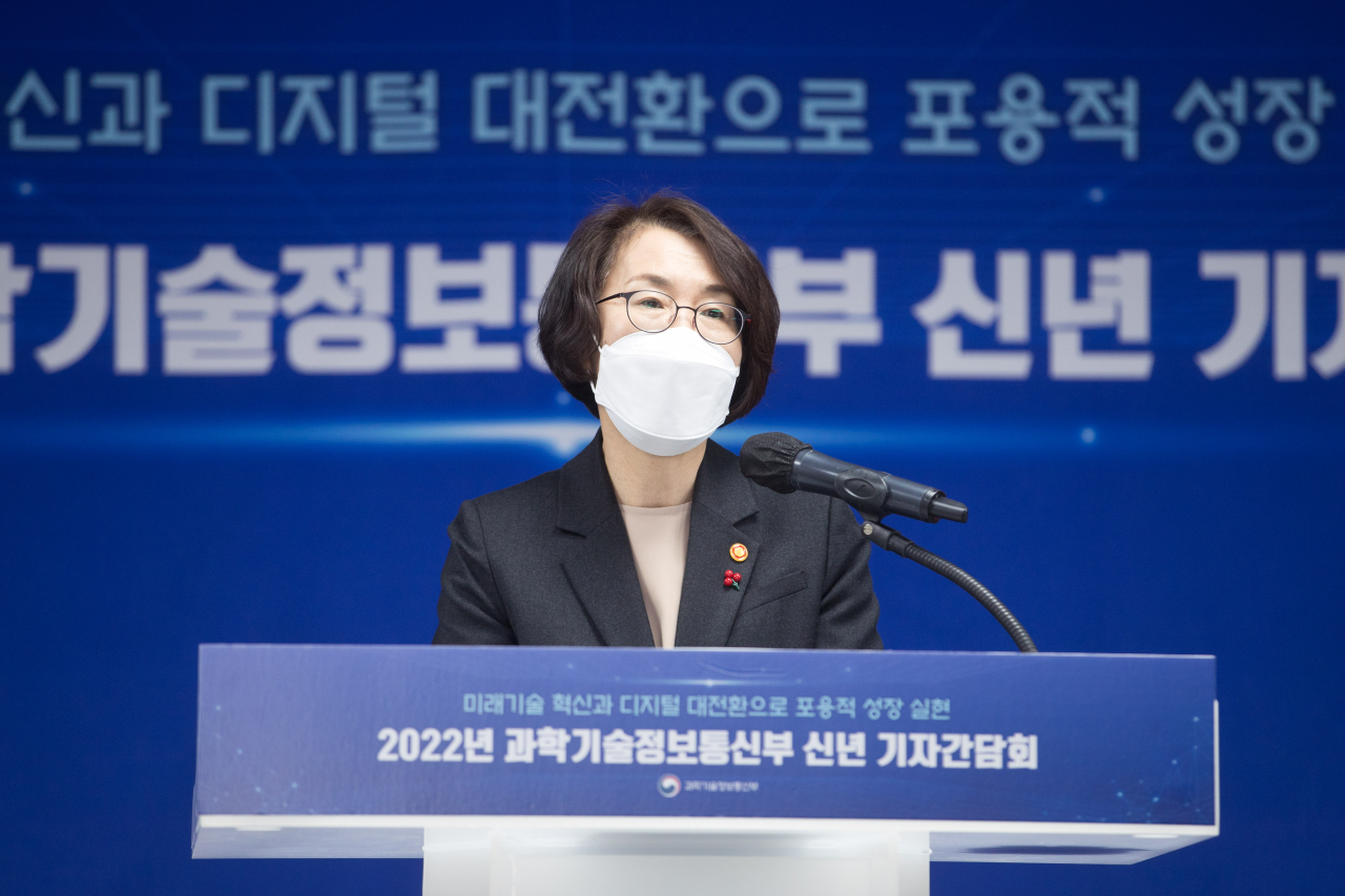 임혜숙 과학기술정보통신부 장관이 27일 오전 세종특별자치시 세종파이낸스센터 과기정통부 대회의실에서 열린 '2022 과학기술정보통신부 신년 기자간담회'에서 인사말을 하고 있다.[과기정통부 제공]