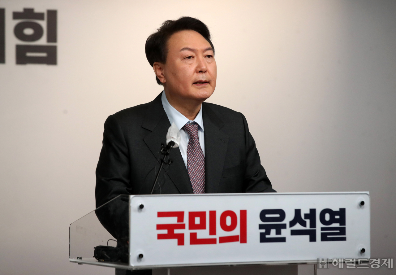 윤석열 국민의힘 대선 후보가 27일 서울 여의도 국민의힘 중앙당사에서 정치 분야 공약을 발표하고 있다. 이상섭 기자