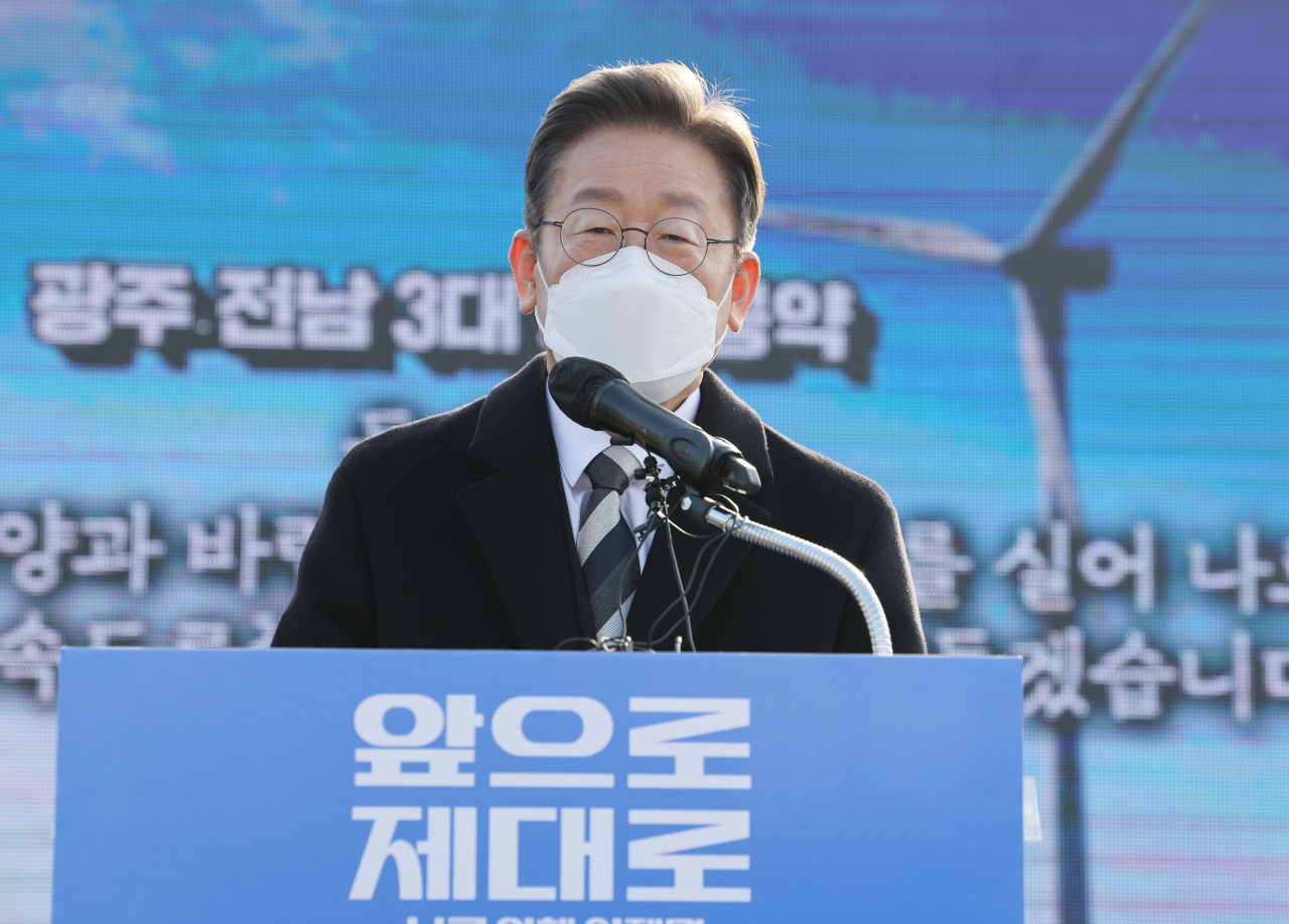 더불어민주당 이재명 대선후보가 27일 광주시 광산구 광주공항에서 광주·전남 공동 공약을 발표하고 있다. [연합]