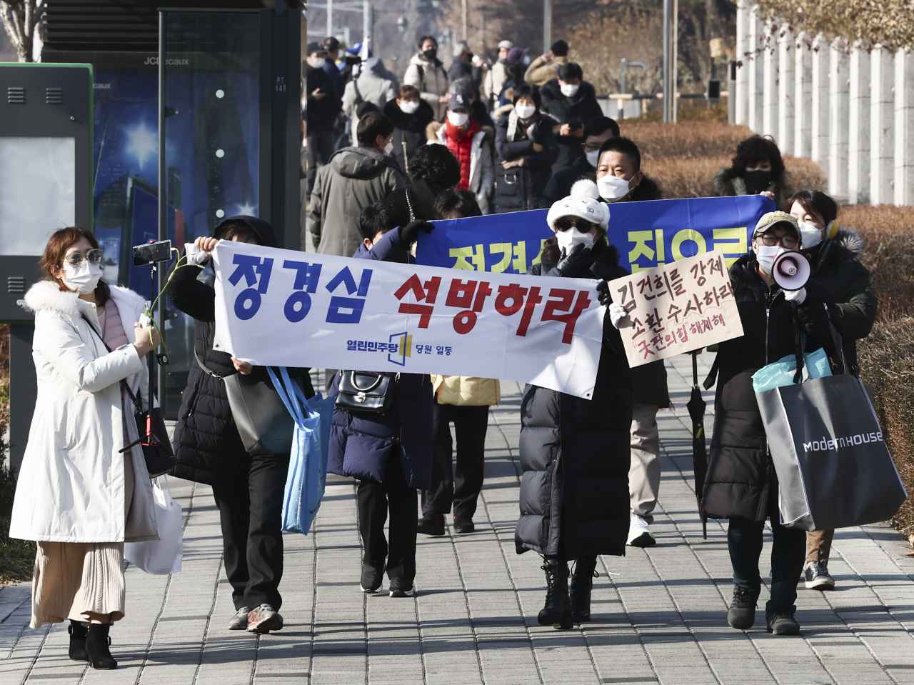 조국 전 법무부 장관 배우자인 정경심 전 동양대 교수의 자녀 입시비리와 사모펀드 관련 자본시장법 위반 등 혐의가 1·2심에 이어 상고심에서도 유죄로 인정돼 징역 4년의 실형이 확정된 27일 오전 서울 서초구 대법원 앞에서 정 전 교수 지지자들이 무죄를 주장하는 현수막을 들고 행진하고 있다. [연합]