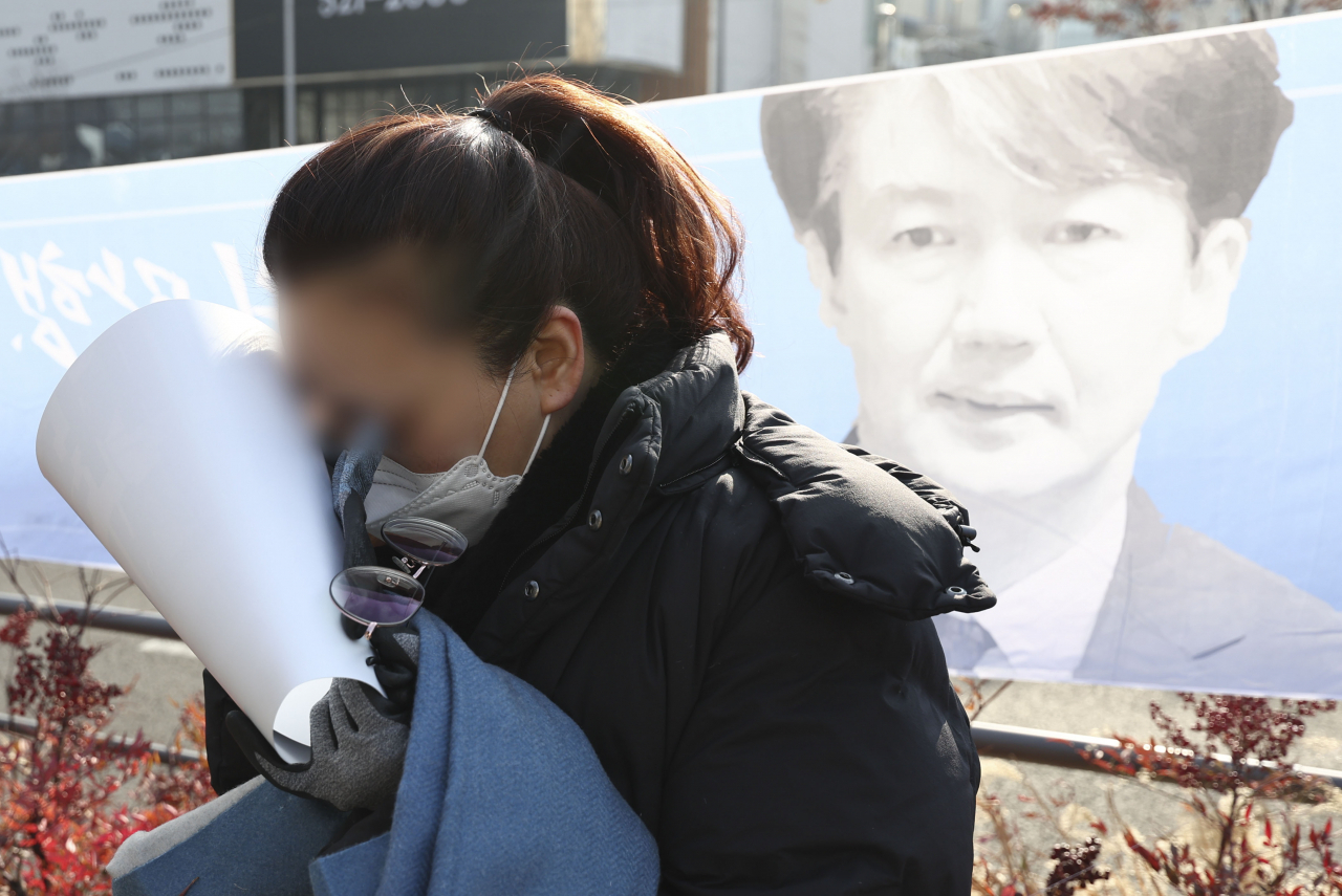 조국 전 법무부 장관 배우자인 정경심 전 동양대 교수의 자녀 입시비리와 사모펀드 관련 자본시장법 위반 등 혐의가 1·2심에 이어 상고심에서도 유죄로 인정돼 징역 4년의 실형이 확정된 27일 오전 서울 서초구 대법원 앞에 정 전 교수 지지자가 서 있다. [연합]