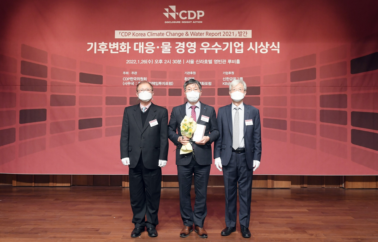 DGB금융그룹이 ‘2021 CDP 기후변화 대응·물 경영 우수기업 시상식’에서 ‘CDP Korea 탄소경영 섹터 아너스’를 수상했다. 사진 왼쪽부터 양춘승 CDP한국위원회 상임부위원장, 황병우 DGB금융지주 전무, 장지인 CDP한국위원회 위원장.[DGB금융지주 제공]