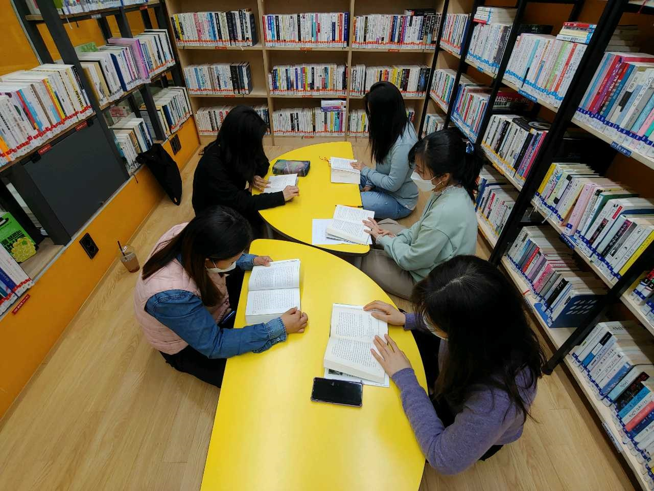책 읽는 도시 활성화의 시작, ‘함께 독서’ 모습. [금천구 제공]