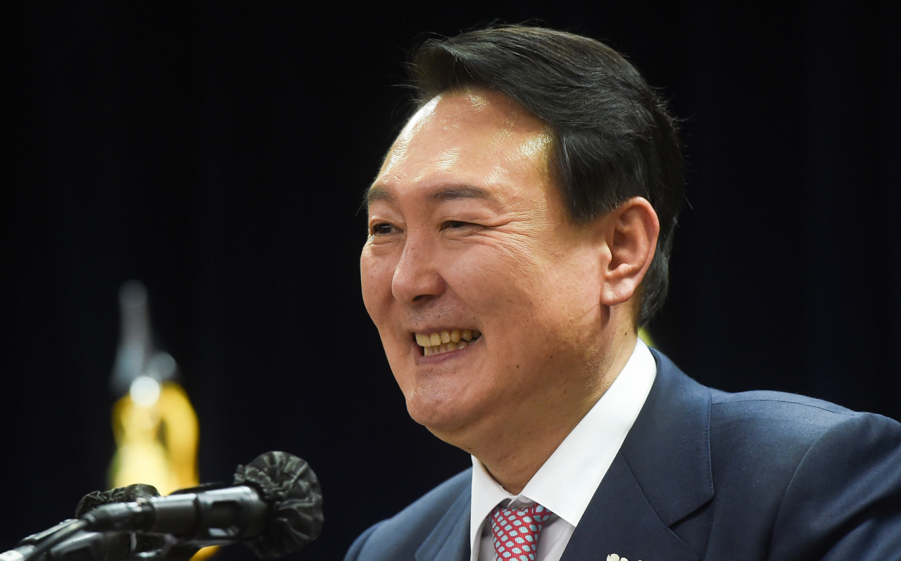 윤석열 국민의힘 대선후보가 26일 오후 서울 종로구 이북5도청 대강당에서 열린 이북도민·탈북민 신년하례식에서 축사를 하고 있다. [연합]