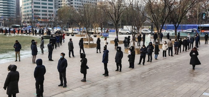 서울광장 선별진료소에서 시민들이 코로나 19 감염여부를 검사하기 위해 길게 줄서 있다.