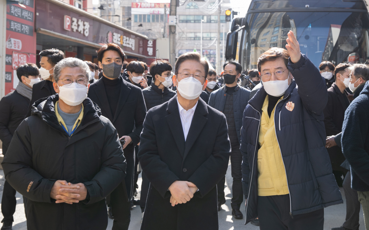 이재명 더불어민주당 대선후보(가운데)가 27일 광주시 서구 광주화정아이파크 붕괴사고 현장을 방문, 이용섭 광주시장(오른쪽)과 대화하고 있다. [연합]