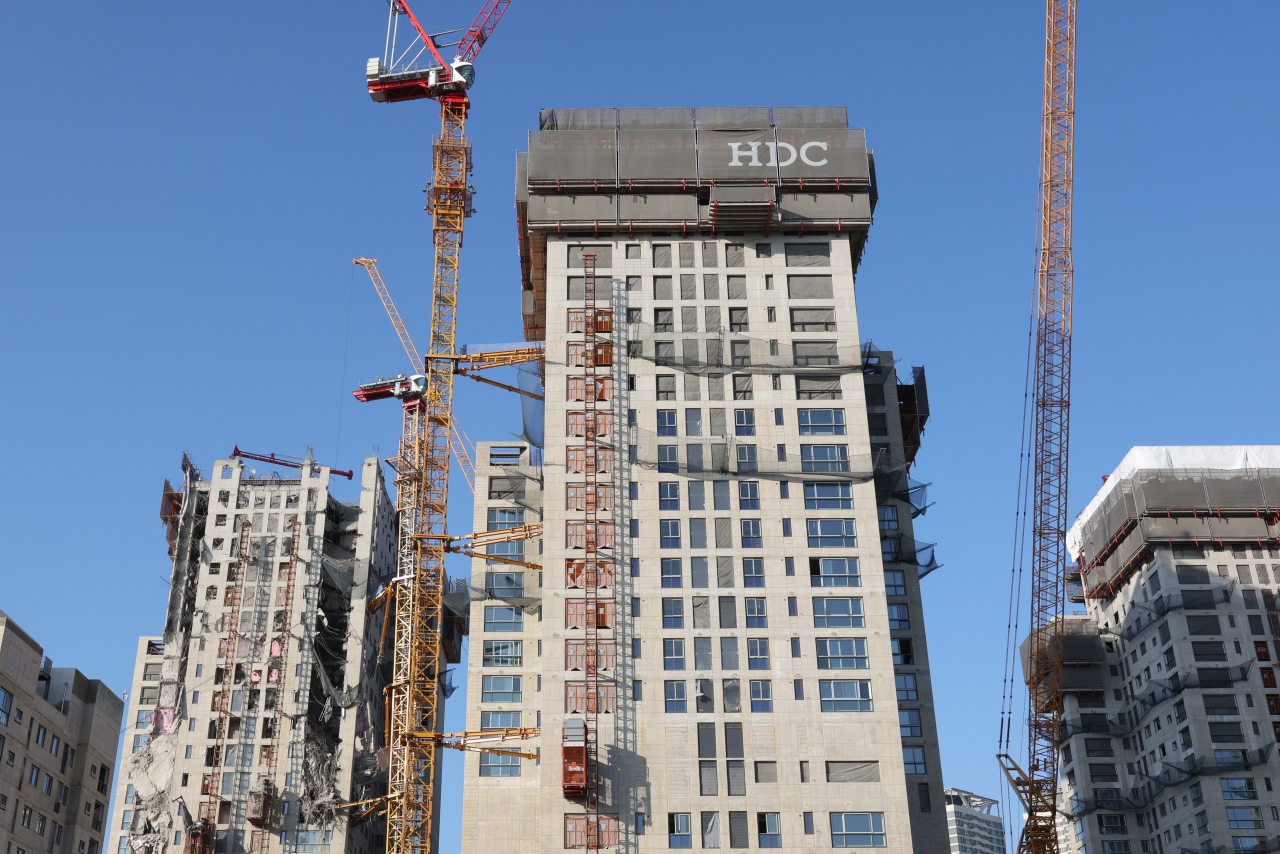 붕괴사고가 발생한 광주 HDC현대산업개발 화정아이파크의 201동 대각선 방향에 위치한 203동의 모습.[연합]