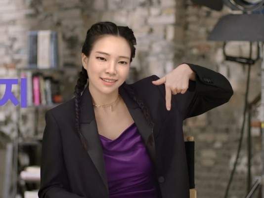 신한라이프 유튜브 영상에서 인터뷰를 진행한 가상인간 로지 [신한라이프 유튜브 영상 갈무리]