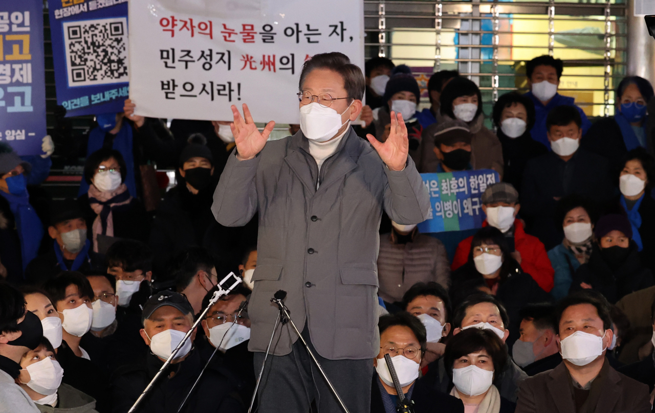 이재명 더불어민주당 대선후보가 27일 광주시 동구 충장로를 방문, 즉석연설을 통해 지지를 호소하고 있다. [연합]
