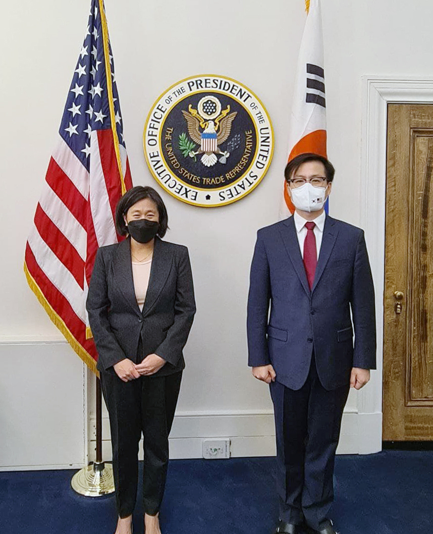 여한구(오른쪽) 산업통상자원부 통상교섭본부장이 27일(현지시간) 미국 워싱턴D.C에서 캐서린 타이 미 무역대표부(USTR) 대표와 한미 통상장관 회담후 기념촬영을 하고 있다. [산업통상자원부 제공]