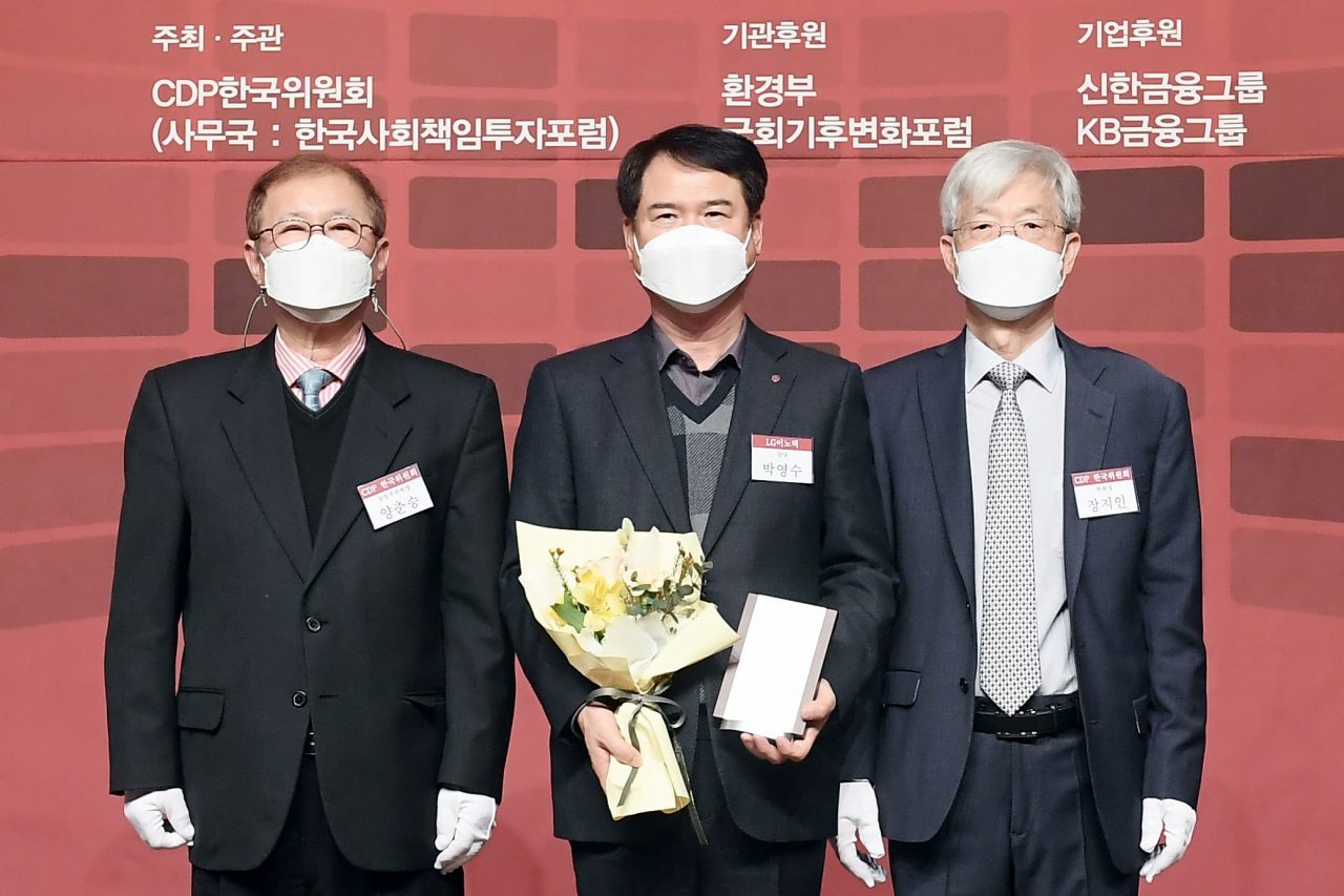 지난 26일 서울 중구 신라호텔에서 열린 ‘2021 CDP Korea 기후변화 대응·물 경영 우수기업 시상식’에서 LG이노텍이 기후변화 대응 평가 IT부문 ‘탄소경영 섹터 아너스’를, 물 경영 평가에서는 ‘최우수상’을 수상했다. 시상식에 참가한 박영수(왼쪽에서 두번째) LG이노텍 안전환경담당이 CDP 한국위원회 관계자들과 기념촬영을 하고 있다.[LG이노텍 제공]