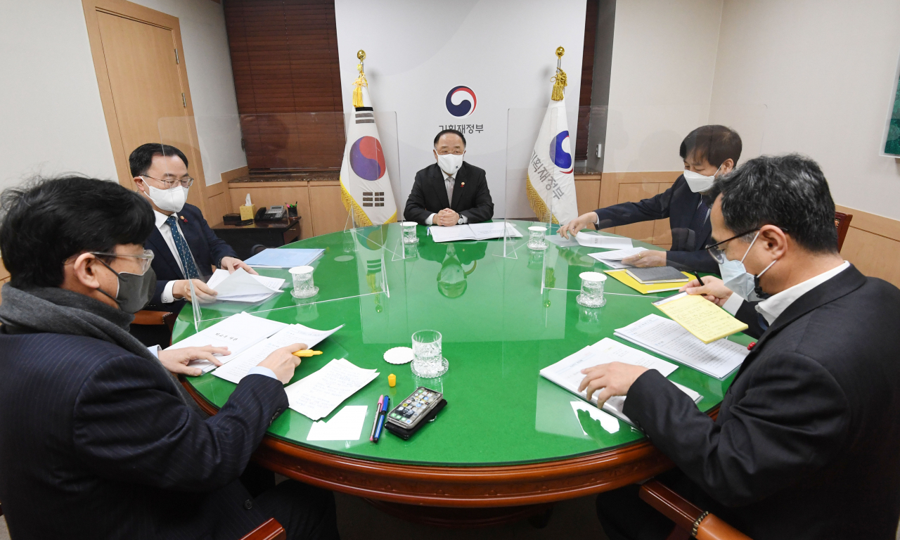 홍남기(가운데) 부총리 겸 기획재정부 장관(가운데)이 28일 정부서울청사에서 열린 관계장관회의에서 우크라이나 사태의 경제적 영향 및 대응 방향을 논의하고 있다. [기획재정부 제공]