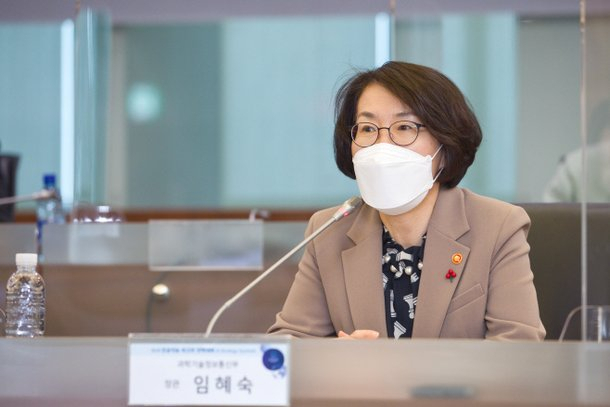 임혜숙 과학기술정보통신부 장관이 지난 19일 오전 서울 중구 포스트타워 스카이홀에서 열린 ‘제2회 인공지능 최고위 전략대화’ 에 참석해 인사말을 하고 있다. [과학기술정보통신부 제공]