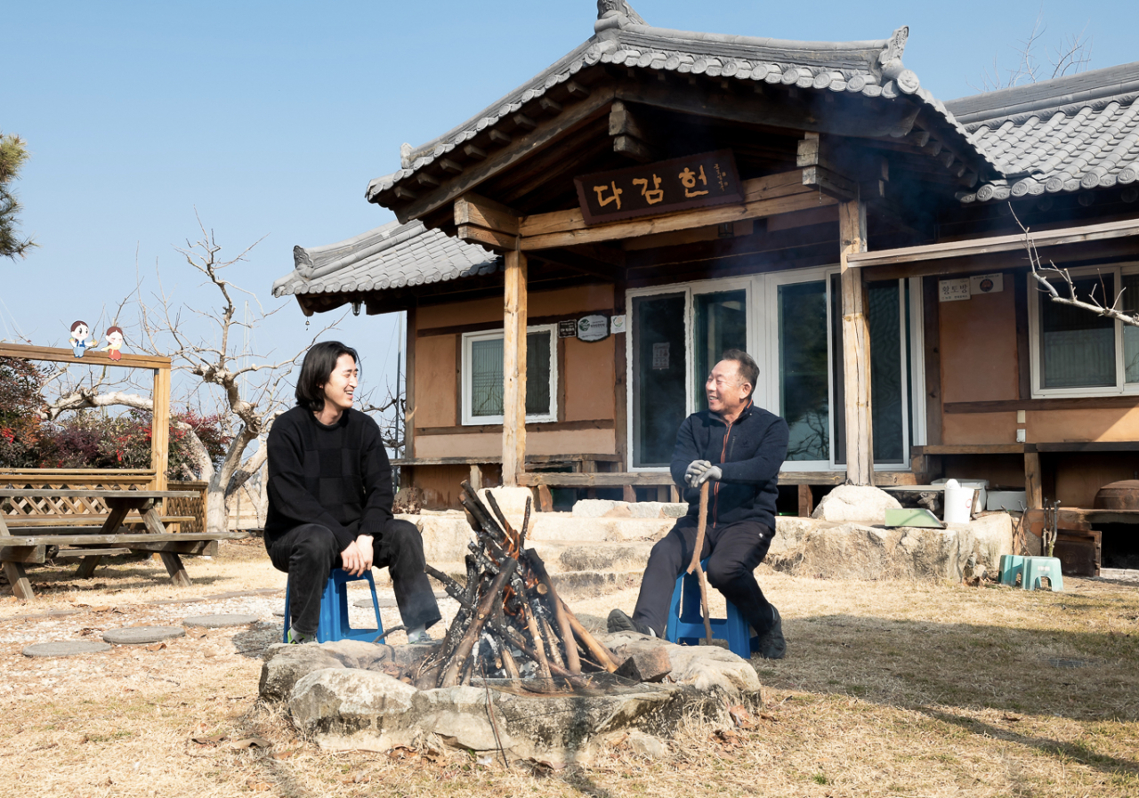 다감농원을 운영하는 강창국 단감 농업마이스터(오른쪽)와 장윤석 티몬 EC3실 파트장(왼쪽) [티몬]