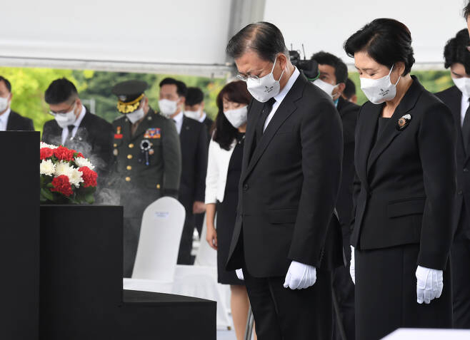 문재인 대통령과 김정숙 여사가 2021년 8월 18일 오전 국립대전현충원에서 열린 홍범도 장군 유해 안장식에서 묵념하고 있다. [연합]