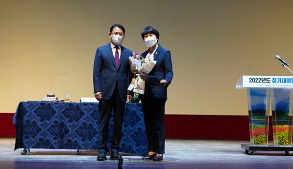 순천농협 김미영 경제상임이사(사진 오른쪽)가 27일 강성채 조합장으로부터 임명장을 받고 있다. [농협 제공]