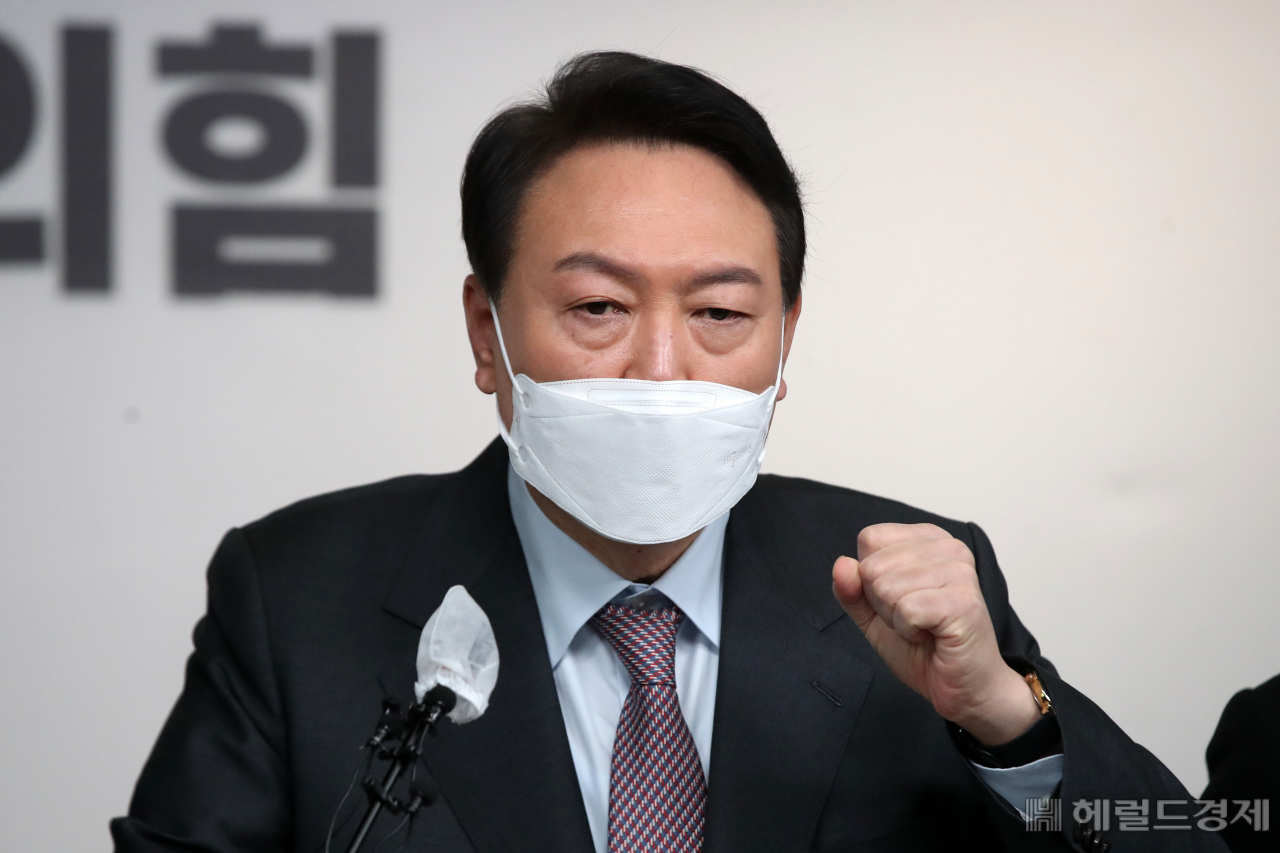윤석열 국민의힘 대선 후보가 27일 서울 여의도 국민의힘 중앙당사에서 정치 분야 공약 발표를 마친 후 취재진 질문에 답변하고 있다. 이상섭 기자
