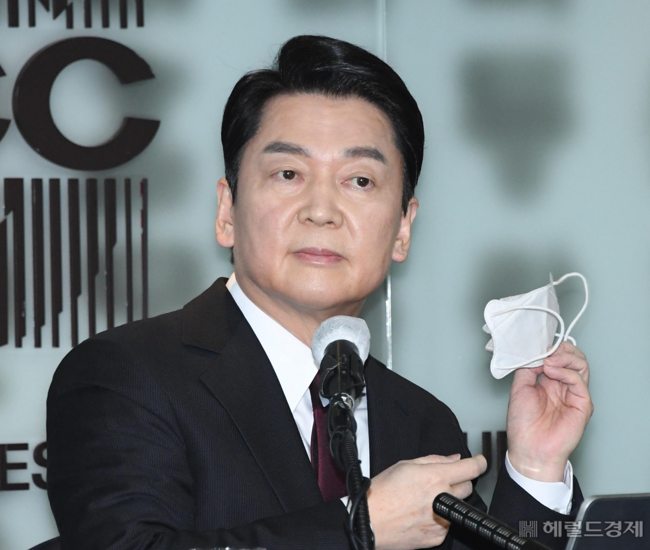 안철수 국민의당 대선후보가 지난달 28일 프레스센터에서 열린 서울외신기자클럽 초청 기자간담회에서 발언을 위해 마스크를 벗고 있다.[국회사진기자단]