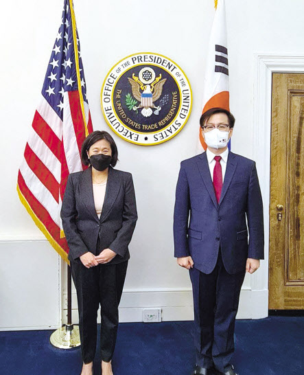 여한구(오른쪽) 산업통상자원부 통상교섭본부장이 지난달 27일(현지시간) 미국 워싱턴D.C.에서 캐서린 타이 미 USTR 대표와 한미 통상장관 회담후 기념촬영을 하고 있다. [산업통상자원부 제공]