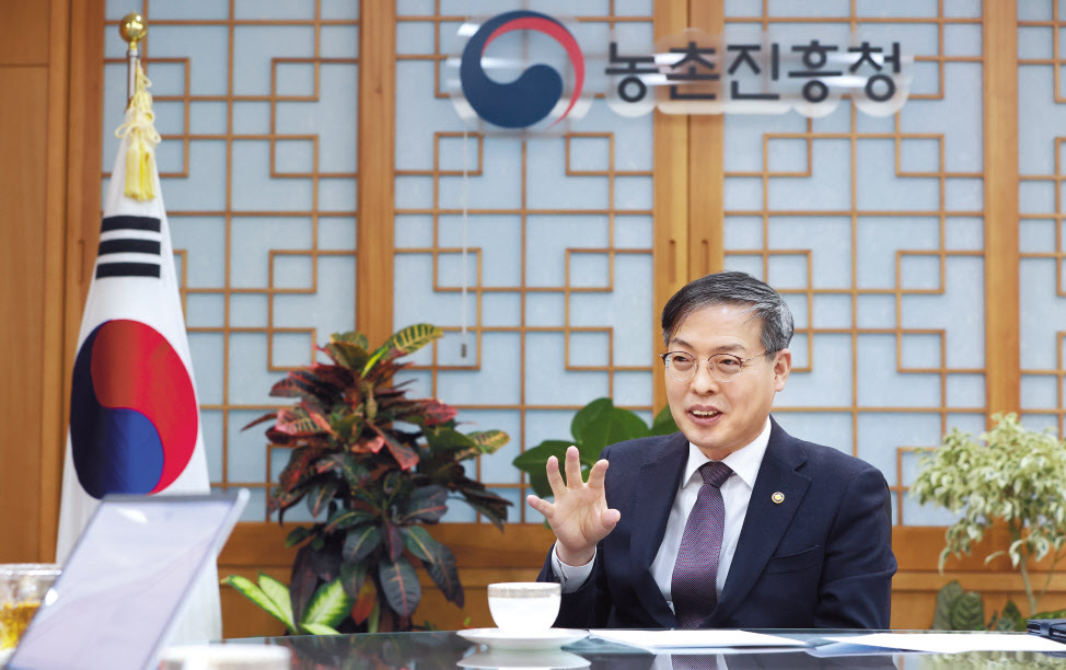 박병홍 농촌진흥청장이 헤럴드경제와의 인터뷰에서 탄소중립과 식량안보 등 농업을 둘러싼 환경 변화에 대응해 농산물의 안정적이고 친환경적인 생산·공급 기반 구축을 통한 농업과 농업인의 지속가능성 제고, 지역농업 활성화 및 정주여건 개선, K-농업기술의 글로벌 확산 등 중점적으로 추진할 정책 방향에 대해 이야기하고 있다. [농촌진흥청 제공]