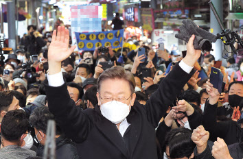 더불어민주당 이재명 대선후보가 27일 광주시 북구 말바우시장을 방문, 지지하는 시민에게 인사하고 있다. [연합]