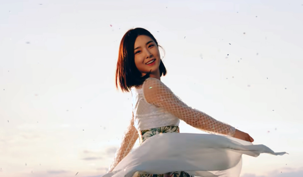 브레이브걸스 멤버 유나. [브레이브걸스 뮤직비디오 ‘치맛바람’ 캡처]