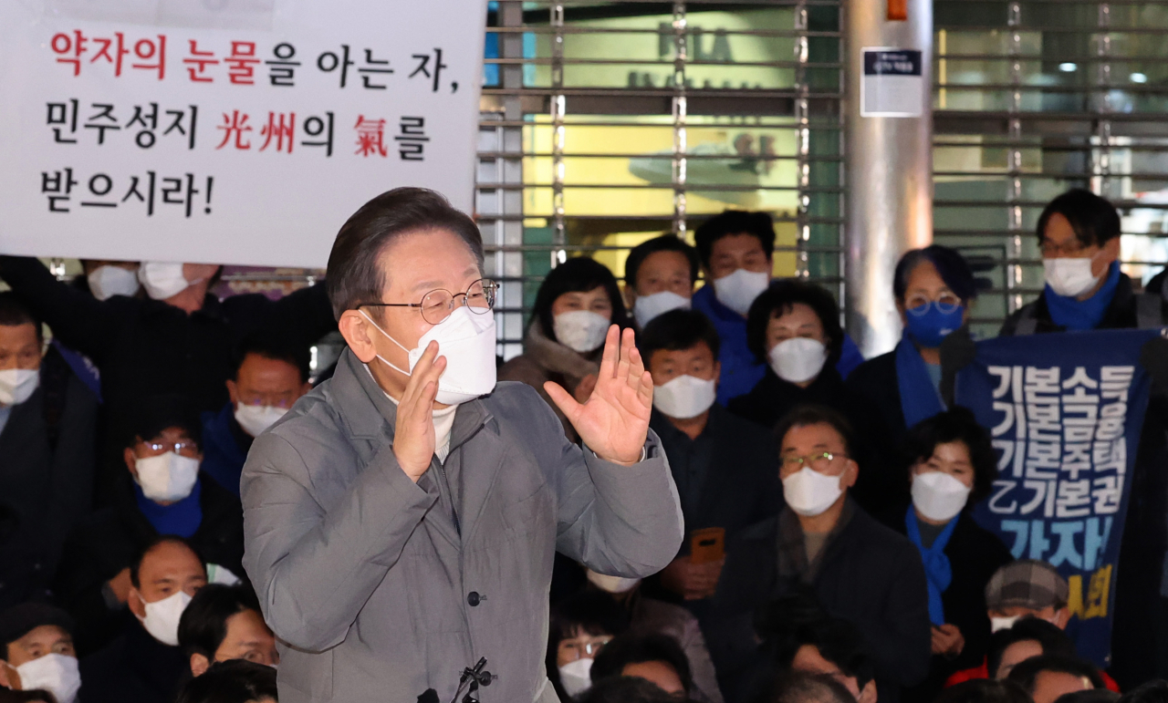 이재명 더불어민주당 대선후보가 27일 광주시 동구 충장로를 방문, 즉석연설을 통해 지지를 호소하고 있다. [연합]