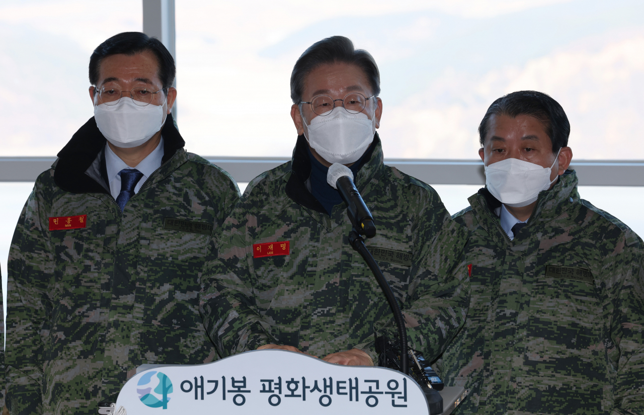 더불어민주당 이재명 대선후보는 28일 경기도 김포시 애기봉평화생태공원 해병대 2사단에서 해병대를 사실상 해군에서 독립시켜 육해공 '3군 체제'를 '준 4군 체제' 개편안을 발표하고 있다. [연합]