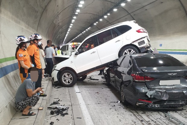 지난 2019년 8월 17일 여수 취적터널에서 차량 추돌사고가 발생한 수습이 진행되고 있다. [여수소방 제공]