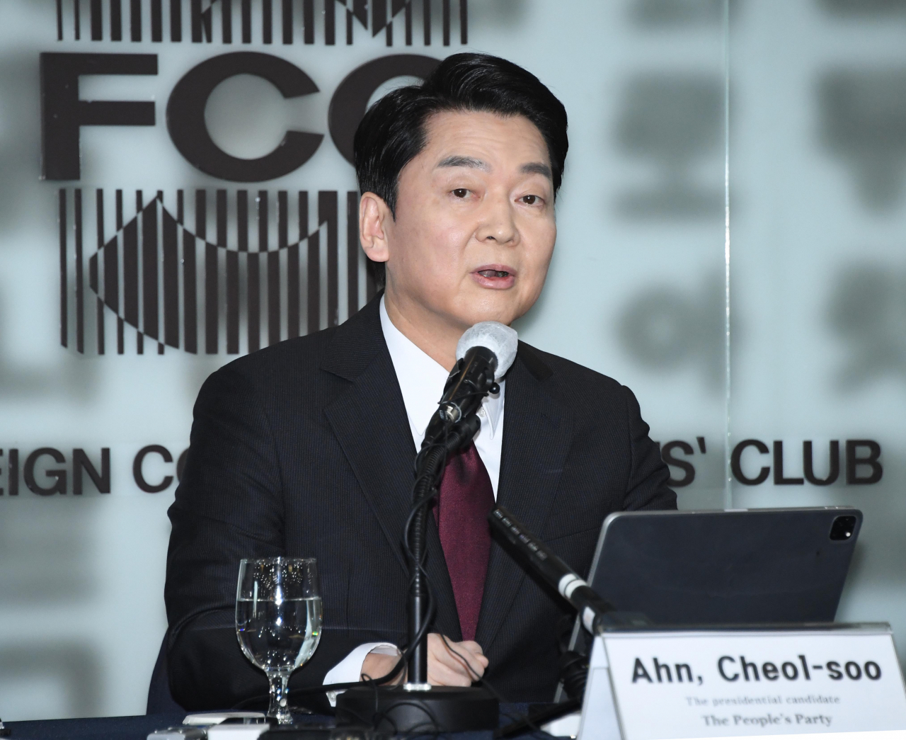 안철수 국민의당 대선 후보가 28일 서울 중구 프레스센터에서 열린 서울외신기자클럽 초청 기자간담회에서 발언하고 있다. [국회사진기자단]