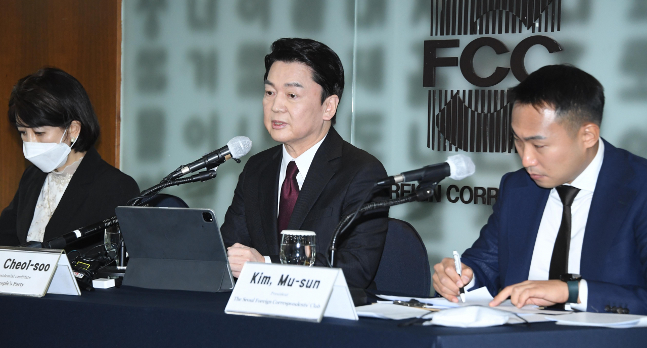 안철수 국민의당 대선후보가 28일 서울 중구 프레스센터에서 열린 서울외신기자클럽 초청 기자간담회에서 발언하고 있다. [국회사진기자단]