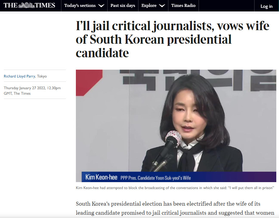 27일 타임은 윤석열 국민의힘 대선 후보의 부인 김건희씨가 고개를 숙였다고 보도했다. 매체는 ‘비판적인 기자들을 감옥에 보낼 것’이라 김씨가 말했다고 전했다. [타임]