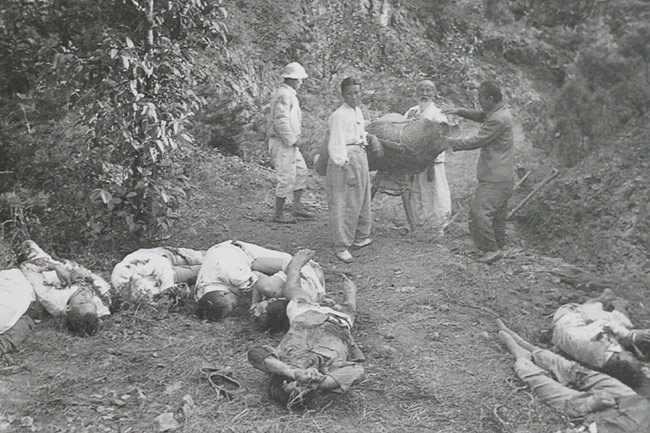 이승만 정권 시절인 1948년 여순사건 민간인 희생자 시신이 버려지고 있다. [여수지역사회연구소 제공]